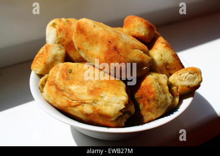 Appetitoso con crosta dorata panini con soft fagioli bianchi all'interno di riempimento Foto Stock