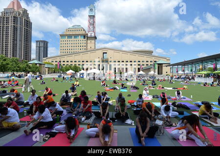 I partecipanti prendono parte a una massa sessione di yoga a marchio International Yoga giorno a Mississauga Foto Stock