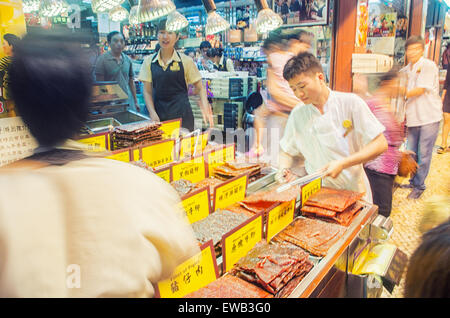 A SCATTI di carne da Koi Kei panificio, uno dei popolari prelibatezze in Macau. Foto Stock