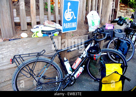 Ciclista sconsiderati park le loro biciclette in handicap spazi di parcheggio Foto Stock