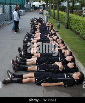 Ballkids posa sulla terra meditando all'aperto francese 2015 Foto Stock