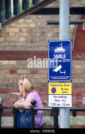 Smile sei su TVCC segno e la zona pedonale e senza segni di caricamento alla birreria Square, Dorchester South, Dorset in giugno Foto Stock