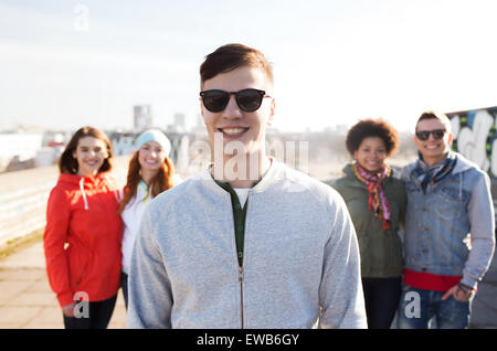 Gruppo di adolescenti felici amici su una strada di città Foto Stock