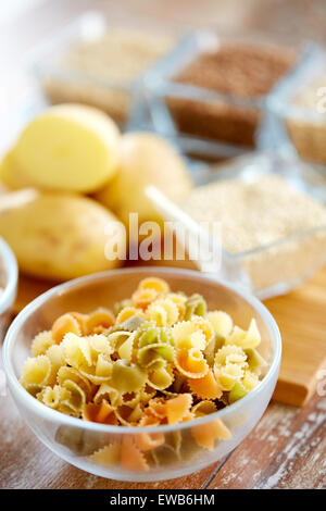 Close up di pasta in ciotole in vetro su tavola Foto Stock