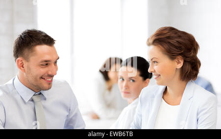 Usiness colleghi parlare di office Foto Stock