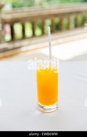 Bicchiere di succo di arancia Succhi di frutta al ristorante Foto Stock