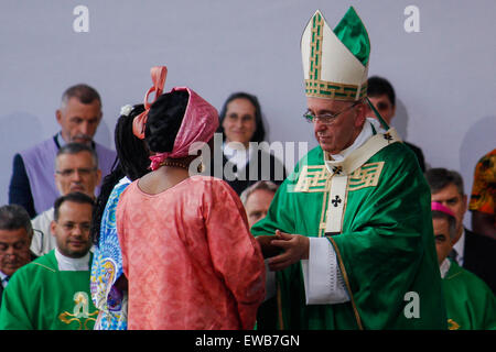 Torino, Italia. Il 21 giugno, 2015. Papa Francesco durante la messa. Papa Francesco visiti la Sacra Sindone e di incontrare i giovani, i malati e i detenuti per la sua prima visita pastorale in Italia settentrionale. Credito: Elena Aquila/Pacific Press/Alamy Live News Foto Stock