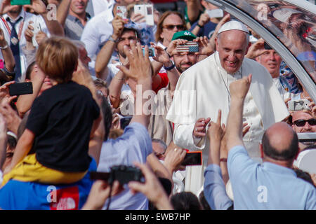 Torino, Italia. Il 21 giugno, 2015. Papa Francesco saluta le persone durante la sua visita ufficiale per la Ostensione della Sindone. Il Papa ha visitato Torino in venerazione per la Santa Sindone, che si ritiene da parte di alcuni cristiani di essere il sudario di sepoltura di Gesù di Nazaret. Credito: Elena Aquila/Pacific Press/Alamy Live News Foto Stock