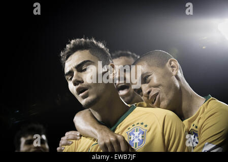 Auckland, Nuova Zelanda, funzione, evidenziare. Xx Giugno, 2015. Auckland, Nuova Zelanda - 20 Giugno 2015 - Andreas Pereira e Marcos Guilherme del Brasile (L-R) celebra un obiettivo durante il FIFA U20 World Cup match finale tra il Brasile e la Serbia a nord del porto e Stadium il 20 giugno 2015 ad Auckland, in Nuova Zelanda, funzione, evidenziare. Credito: dpa/Alamy Live News Foto Stock