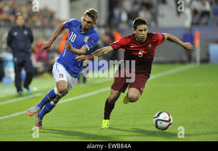 Uherske Hradiste, Repubblica Ceca. Il 21 giugno, 2015. Da sinistra Domenico Berardi di Italia e Raphael Guerreiro del Portogallo in azione durante l'Euro U21 campionato di calcio gruppo B partita Italia vs Portogallo in Uherske Hradiste, Repubblica ceca, 21 giugno 2015. © Dalibor Gluck/CTK foto/Alamy Live News Foto Stock