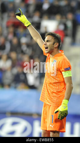 Uherske Hradiste, Repubblica Ceca. Il 21 giugno, 2015. Il portiere Francesco Bardi dell Italia in azione durante l'Euro U21 campionato di calcio gruppo B partita Italia vs Portogallo in Uherske Hradiste, Repubblica ceca, 21 giugno 2015. © Dalibor Gluck/CTK foto/Alamy Live News Foto Stock