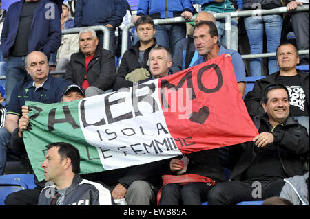 Uherske Hradiste, Repubblica Ceca. Il 21 giugno, 2015. Gli appassionati di Italia durante l'Euro U21 campionato di calcio gruppo B partita Italia vs Portogallo in Uherske Hradiste, Repubblica ceca, 21 giugno 2015. © Dalibor Gluck/CTK foto/Alamy Live News Foto Stock