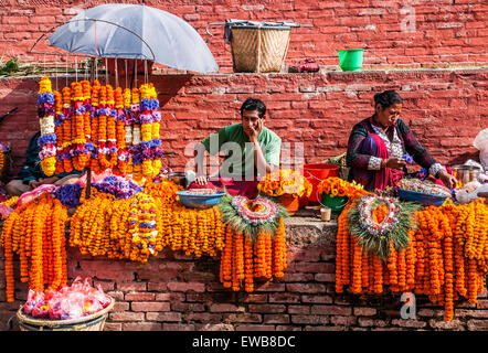 Fiori di preghiera Kathmandu Durbar Square di fronte al vecchio palazzo reale dell'ex regno di Kathmandu, Nepal Foto Stock