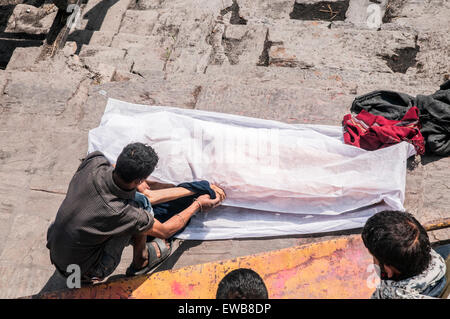 Un funerale indù al tempio di Pashupatinath, un tempio indù situato sulle rive del fiume Bagmati. Kathmandu, Nepal Foto Stock