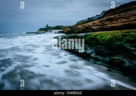 Onde che si infrangono sulle rocce a Natural Bridges State Beach, a Santa Cruz, in California. Foto Stock