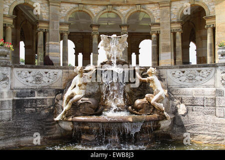 Fontana in giardini italiani presso il castello di Hever Castle nel Kent REGNO UNITO Foto Stock