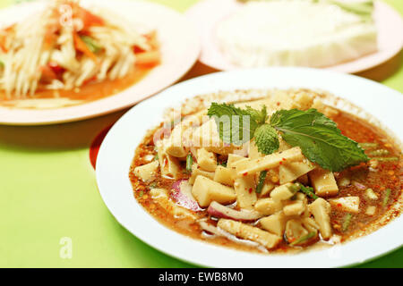 Famoso cibo tailandese, bambù piccante e insalata di papaia o som-tam Foto Stock
