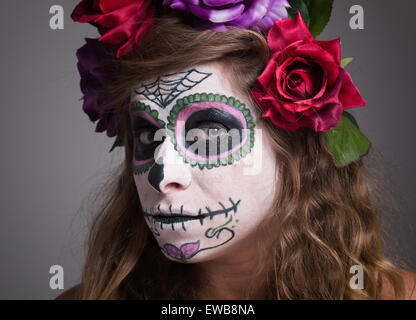 Halloween strega. Bella donna che indossa santa muerte ritratto della maschera in un studio shot. Foto Stock