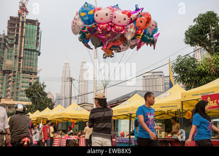 Un venditore a vendere palloncini sta in attesa per i clienti a Kampung Baru Ramadan mercati di Kuala Lumpur in Malesia Foto Stock