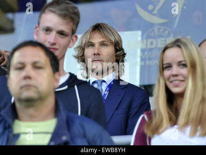 Uherske Hradiste, Repubblica Ceca. Il 21 giugno, 2015. Ceca giocatore di calcio Pavel Nedved (centro) orologi l'Euro U21 campionato di calcio gruppo B partita Italia vs Portogallo in Uherske Hradiste, Repubblica ceca, 21 giugno 2015. © Dalibor Gluck/CTK foto/Alamy Live News Foto Stock