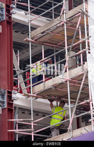 Edificio di costruzione Lavori in corso presso la fabbrica di birra Square, Dorchester South, Dorset in giugno Foto Stock