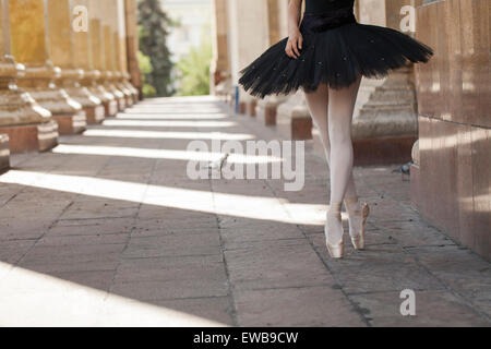 Ragazza ballerina flats permanente sulla tiptoes Foto Stock