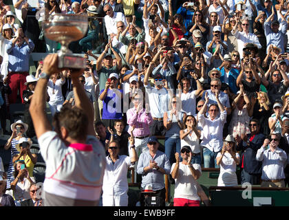 La folla ad applaudire il vincitore Stan Wawrinka all aperto francese , Foto Stock