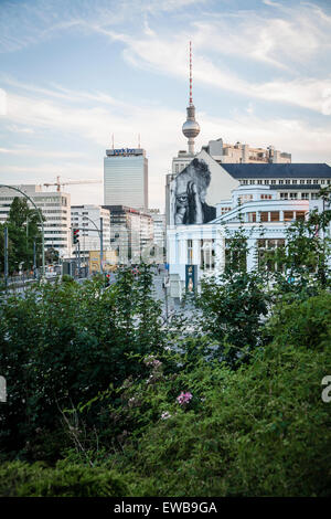 Prenzlauer Allee con la torre della TV, Park Inn e facciata di edificio con la street art, Berlino, Germania Foto Stock