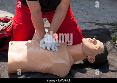 Formazione di primo soccorso. CPR essendo eseguito su un medico-manichino di addestramento. Foto Stock