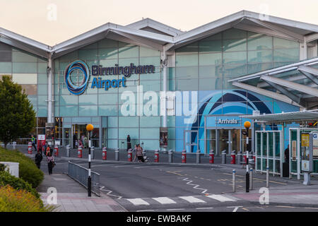 Dall'Aeroporto di Birmingham esterno, mostrando l'ingresso / uscita dalla sala degli arrivi. Alcuni passeggeri sono mostrati tra parentesi. Foto Stock