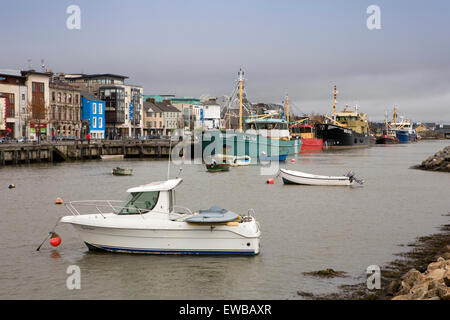 Irlanda, Co Wexford e la cittadina di Wexford, le navi per la pesca a strascico ormeggiati alla Custom House Quay dalla marina Foto Stock