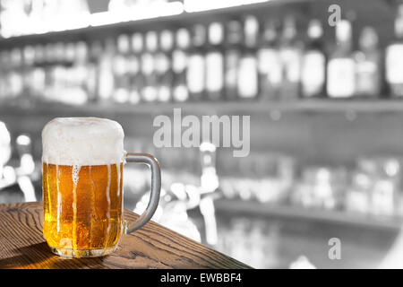 Una pinta di birra al pub, immagine composita Foto Stock