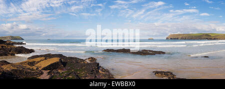 Vista panoramica su un luminoso giorno a Polzeath Beach in Cornwall, Regno Unito Foto Stock