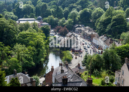 Matlock Bath centro città e il fiume Derwent dal di sopra, Derbyshire, England, Regno Unito Foto Stock
