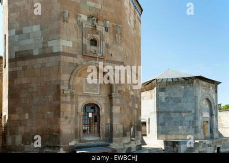 Türkei, Anatolien, Konya, Türben im Hof der Alaaddin-Moschee Foto Stock