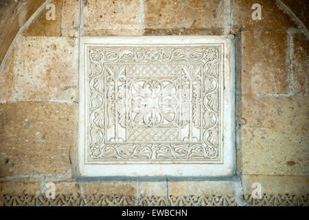Türkei, Anatolien, Konya, Relieftafel über dem Eingang der zehneckigen Türbe des Sultan Kilic Arslan II. im Hof der Alaaddin-Mos Foto Stock