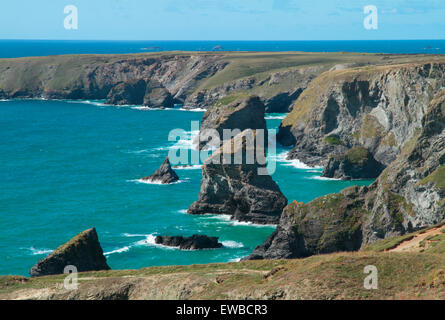 Coste frastagliate e scogliere vicino a Carnewas e Bedruthan Steps in North Cornwall, Inghilterra Foto Stock