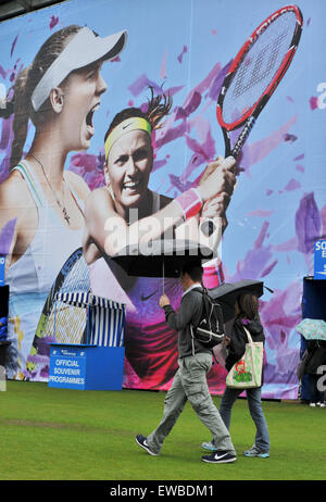 Eastbourne, Sussex, Regno Unito. Il 22 giugno, 2015. Gli ombrelloni erano fuori a causa di pioggia e l'inizio del gioco è stata ritardata di questa mattina presso la Aegon torneo internazionale di tennis tenuto in Devonshire Park Eastbourne Credito: Simon Dack/Alamy Live News Foto Stock