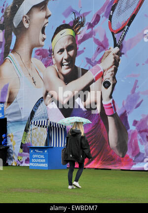 Eastbourne, Sussex, Regno Unito. Il 22 giugno, 2015. Gli ombrelloni erano fuori a causa di pioggia e l'inizio del gioco è stata ritardata di questa mattina presso la Aegon torneo internazionale di tennis tenuto in Devonshire Park Eastbourne Credito: Simon Dack/Alamy Live News Foto Stock