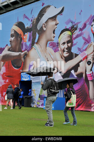 Eastbourne, Sussex, Regno Unito. Il 22 giugno, 2015. Gli ombrelloni erano fuori a causa di pioggia e l'inizio del gioco è stata ritardata di questa mattina presso la Aegon torneo internazionale di tennis tenuto in Devonshire Park Eastbourne Credito: Simon Dack/Alamy Live News Foto Stock