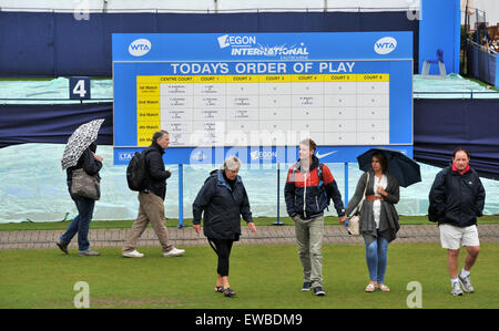 Eastbourne, Sussex, Regno Unito. Il 22 giugno, 2015. Gli ombrelloni erano fuori a causa di pioggia e l'inizio del gioco è stata ritardata di questa mattina presso la Aegon torneo internazionale di tennis tenuto in Devonshire Park Eastbourne Credito: Simon Dack/Alamy Live News Foto Stock