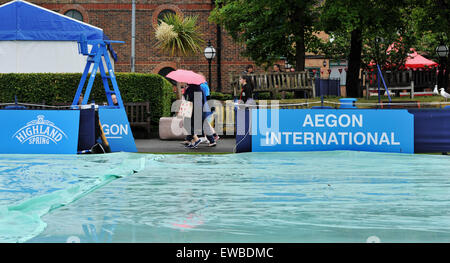 Eastbourne, Sussex, Regno Unito. Il 22 giugno, 2015. Gli ombrelloni erano fuori a causa di pioggia e l'inizio del gioco è stata ritardata di questa mattina presso la Aegon torneo internazionale di tennis tenuto in Devonshire Park Eastbourne Credito: Simon Dack/Alamy Live News Foto Stock