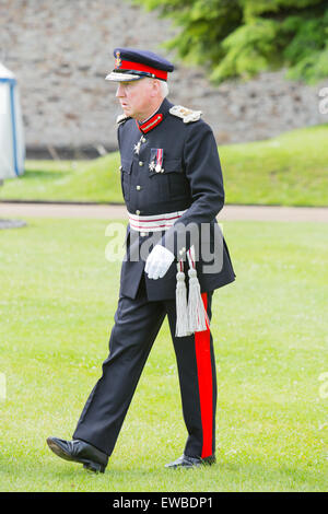 Cardiff, Regno Unito. Il 22 giugno, 2015. Il Lord Luogotenente di South Glamorgan in Cardiff oggi. Il Sindaco di Cardiff, il Lord Luogotenente di South Glamorgan, i rappresentanti delle forze armate, cadetti e i veterani hanno partecipato a una bandiera cerimonia di salita al Castello di Cardiff di oggi. La manifestazione è una parte delle forze armate settimana. Shenkin, la mascotte di capra del reggimento reale del Galles, è stato anche in partecipazione come un appositamente commissionato bandiera è stato consegnato dal lungo un relè di rappresentanti. Credito: Chris Stevenson/Alamy Live News Foto Stock