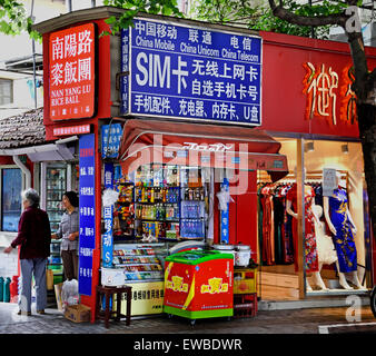 China Mobile shop nella Vecchia Shanghai gli stretti vicoli che caratterizzano Tianzifang Shikumen Residence La Concessione Francese Luwan Xuhui District Xintia Foto Stock