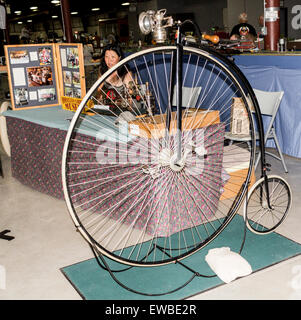 Originale 1878 Penny Farthing bicicletta sul display all'Antique Power Show in Lindsay, Ontario Foto Stock