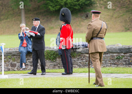 Cardiff, Regno Unito. Il 22 giugno, 2015. Il Sindaco di Cardiff, il Lord Luogotenente di South Glamorgan, i rappresentanti delle forze armate, cadetti e i veterani hanno partecipato a una bandiera cerimonia di salita al Castello di Cardiff di oggi. La manifestazione è una parte delle forze armate settimana. Shenkin, la mascotte di capra del reggimento reale del Galles, è stato anche in partecipazione come un appositamente commissionato bandiera è stato consegnato dal lungo un relè di rappresentanti, inclusi, servendo i soldati, un'aria cadet, un veterano e un soldato vestito in una prima Guerra Mondiale uniforme. Credito: Chris Stevenson/Alamy Live News Foto Stock