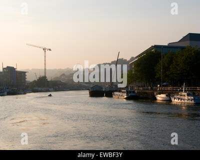 Vista attraverso il dock, Bristol, Regno Unito Foto Stock