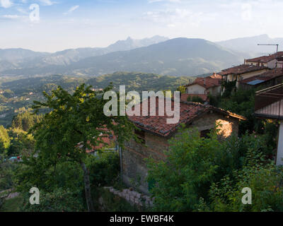 Vista su tegole di terracotta per le Alpi Appuan, Toscana, Italia Foto Stock