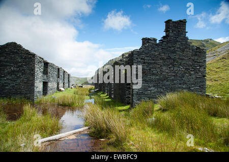 Cava di ardesia di Rhosydd le rovine derelict delle baracche dei quarrymen, vicino a Croesor, Gwynedd, Galles, Foto Stock