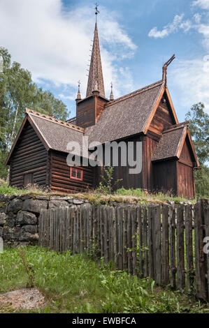 Lillehammer, Norvegia. Il Maihaugen open-air museum di edifici tradizionali e cultura norvegese. Garmo doga chiesa costruita 1200 Foto Stock